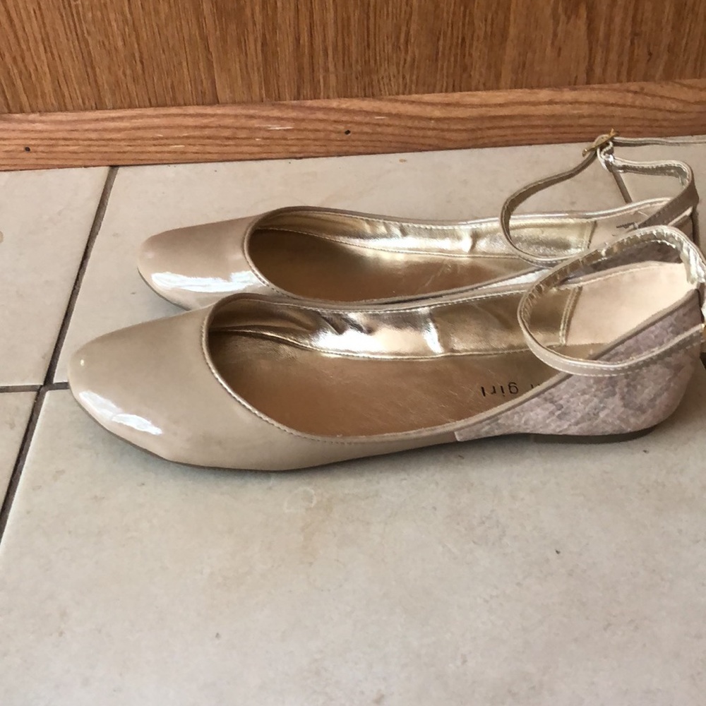 NWOT Madden tan flats - Picture 2 of 9